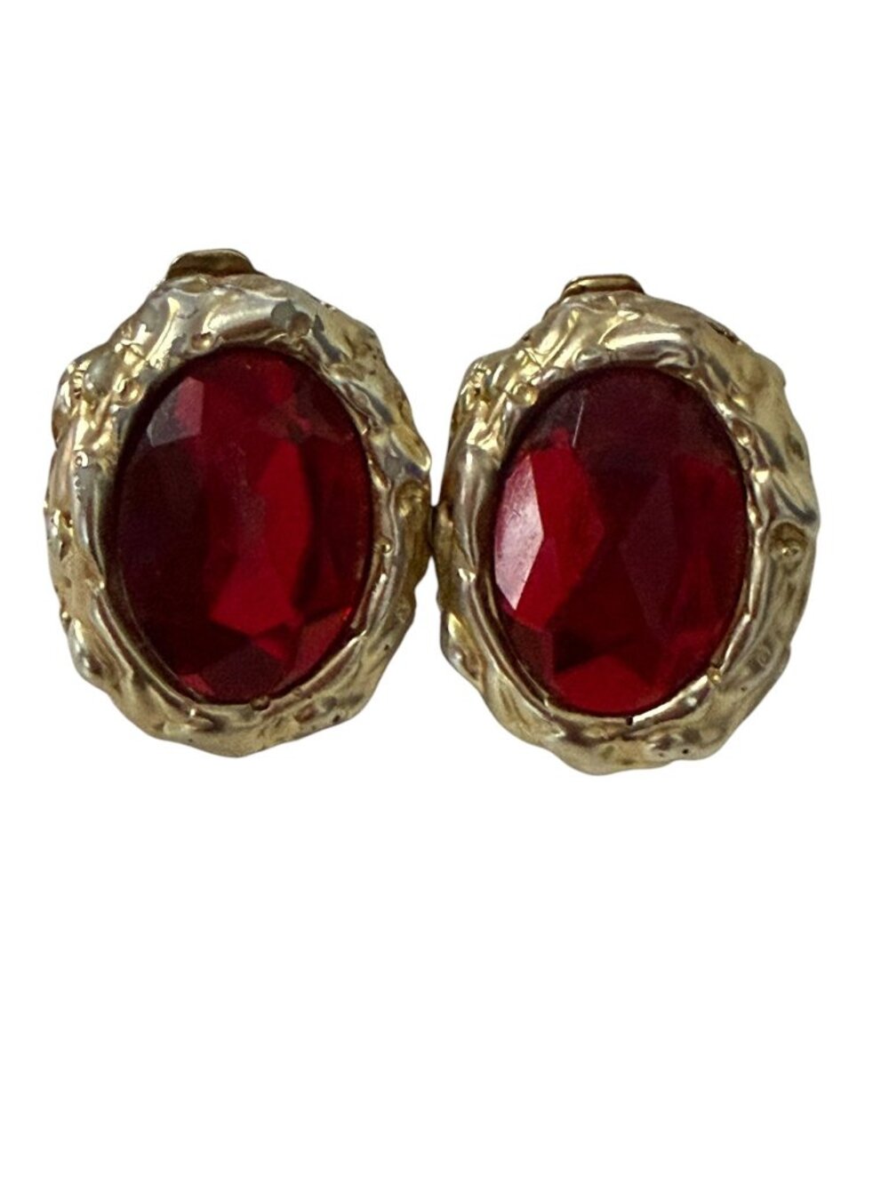 Vintage Ruby Red Faceted Plastic Clip On Earrings Textured Gold Tone 1.5 Inch